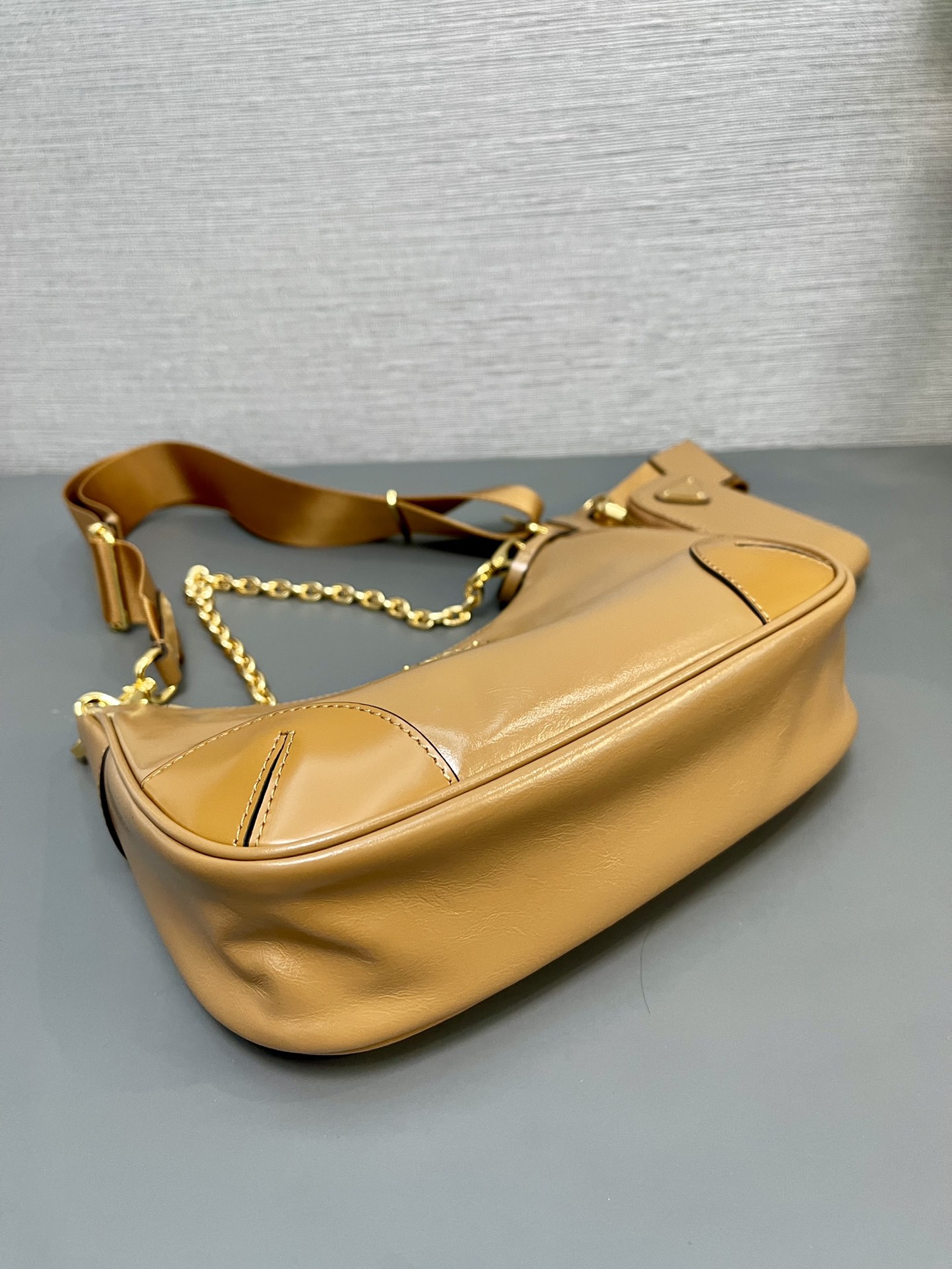 Prada Oil Wax Leather Re Edition 2005 Shoulder Bag Camel/Caramel 1BH204